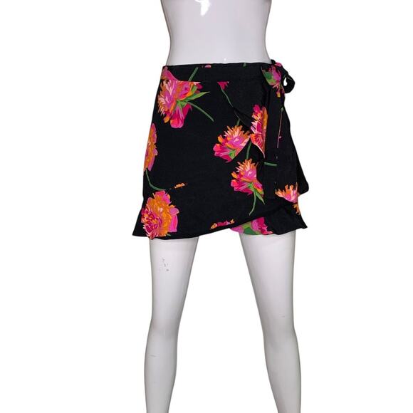 Zara Dresses & Skirts - Zara Wrap Mini Skirt Floral Print Full Lining No Pockets Size S